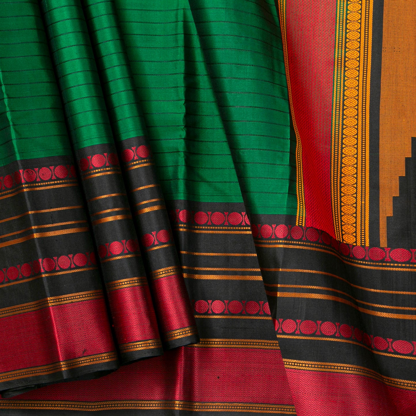 Korvai border detail with kaal irangiya motifs on emerald green Kanchipuram handwoven saree — Idam Living