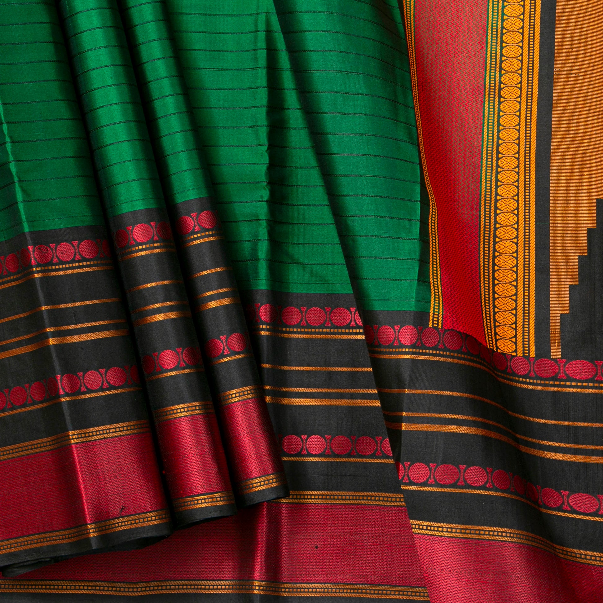 Korvai border detail with kaal irangiya motifs on emerald green Kanchipuram handwoven saree — Idam Living