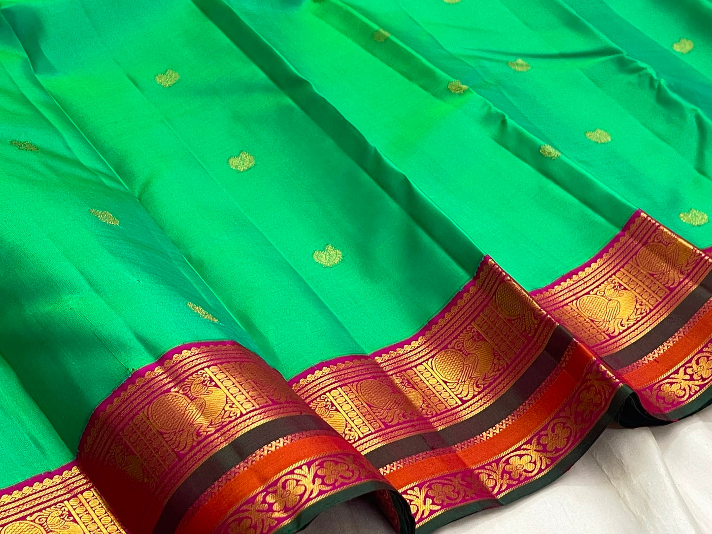 Emerald Aqua Green Shot-Colour Handwoven Pure Silk Kanchi Pattu Korvai Saree with Gold Zari Buttas and Raspberry Pink Pallu