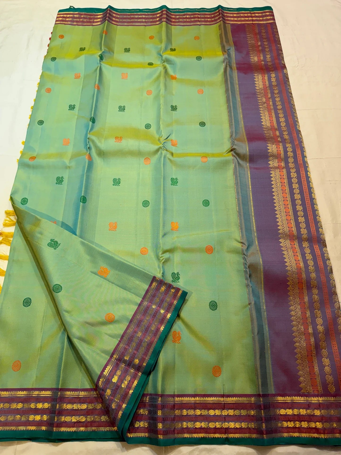 Emerald and Parrot Green Shot Colour Handwoven Pure Silk Kanchi Pattu Saree with Mayil Chakram Butta and Korvai Border
