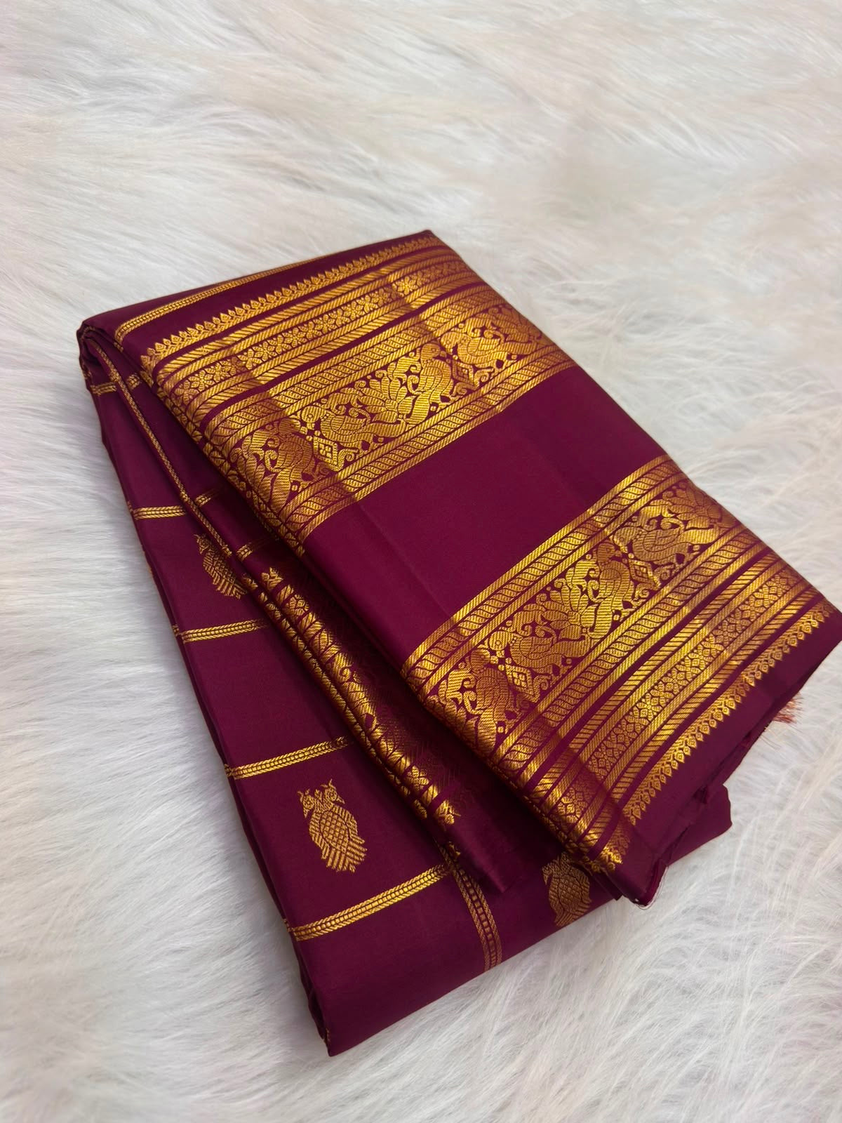Ennai Arakku Kanchipuram mundhanai with dense geometric gold zari lattice and longitudinal Reku bands.