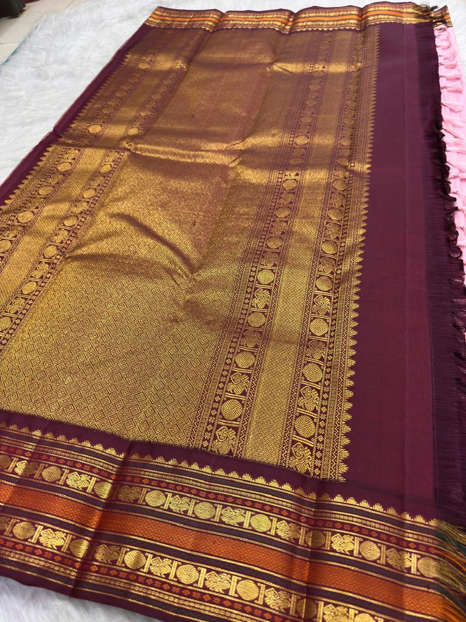 Vanki zari detailing on layered Kanchipuram Varisaipet border