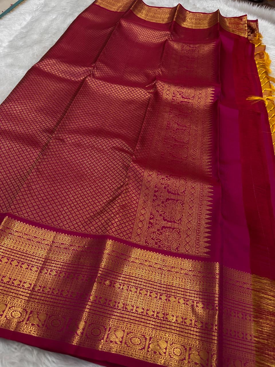 Floral creeper gold-zari work on the Sampangi Gold Kanchipuram Butta silk.