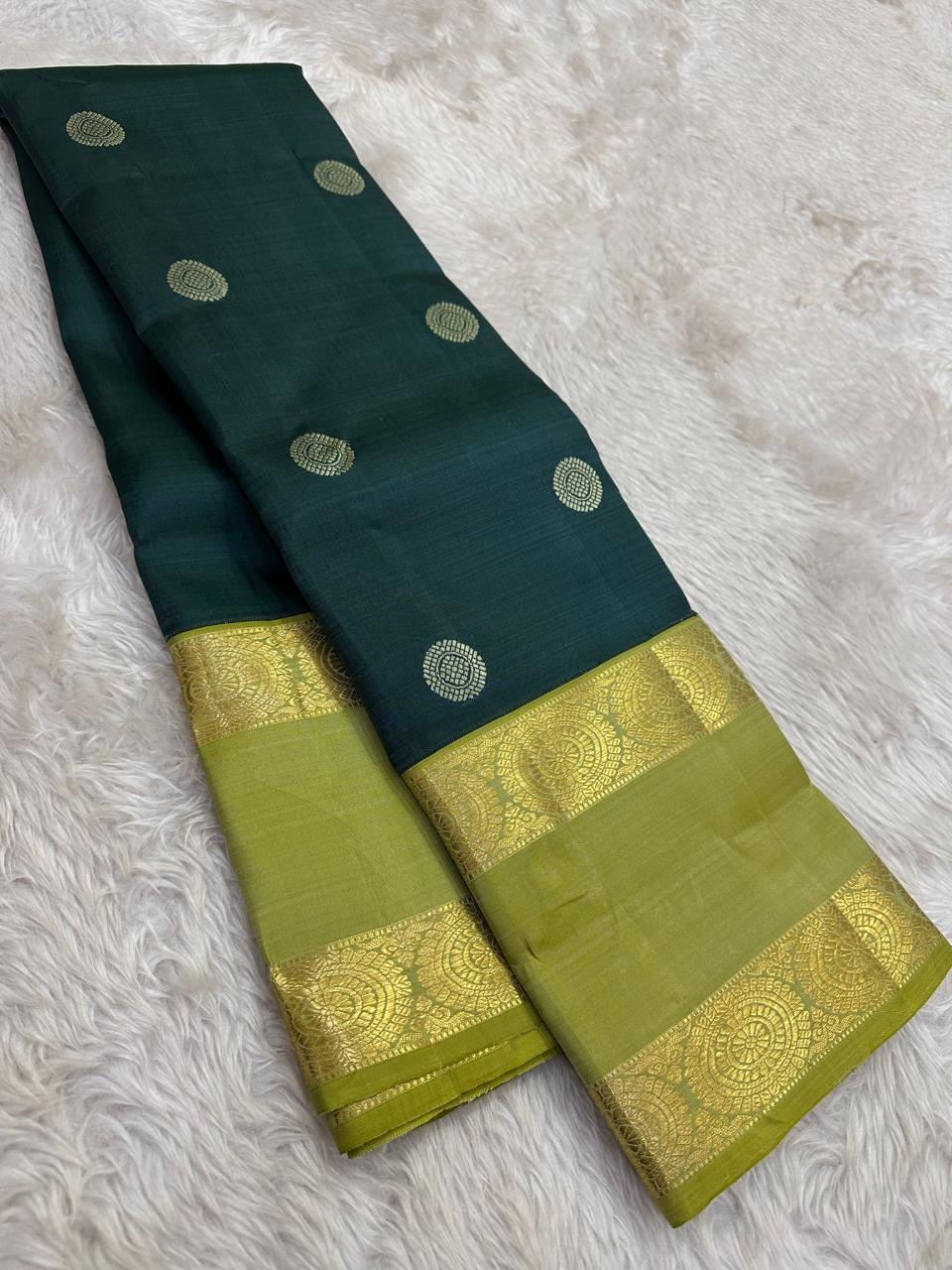 Fresh lime-green contrast border showing circular floral Chakram motifs framed by fine gold zari registers.