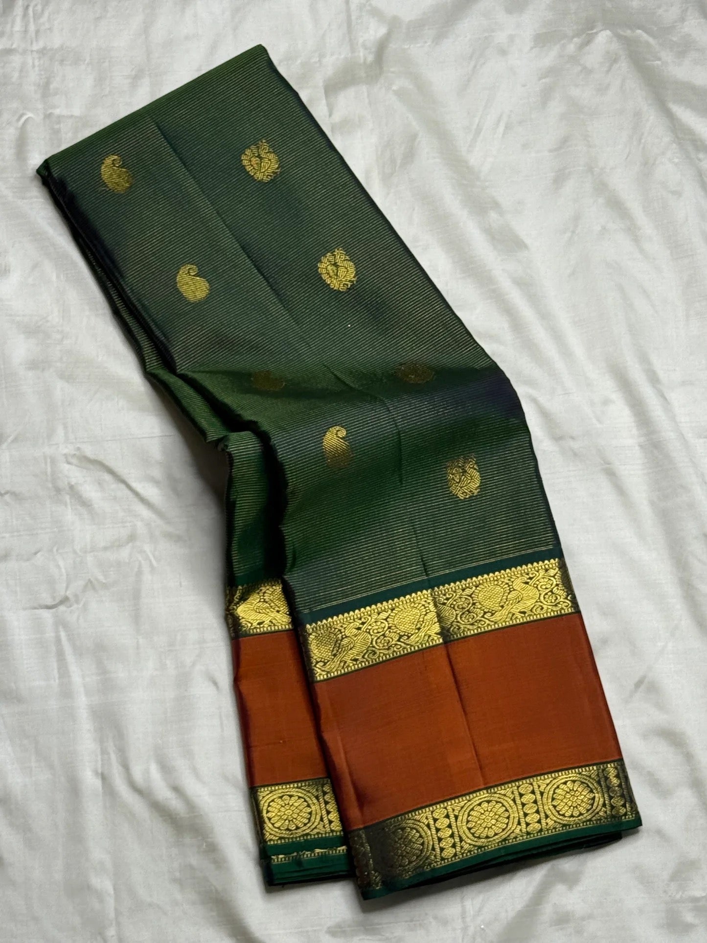 Handwoven bottle green pure silk Kanchipuram saree with vairaoosi weave and cinnamon border — Idam Living