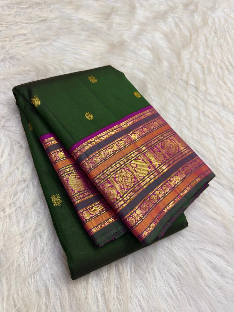 Rudraksham rows and peacock zari ornaments on the contrasting border of this Varisaipet saree
