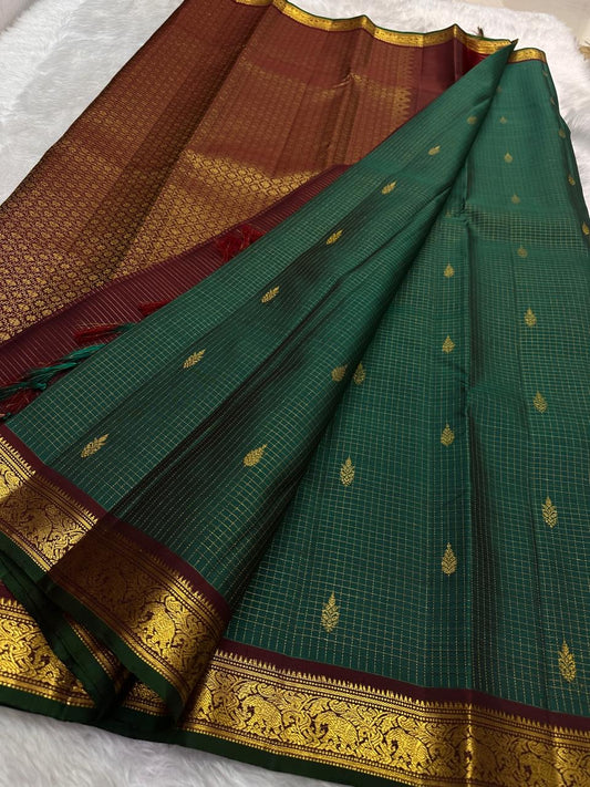 Forest Green Zari Kattam Kanchipuram saree with Arakku-Brown Pettu