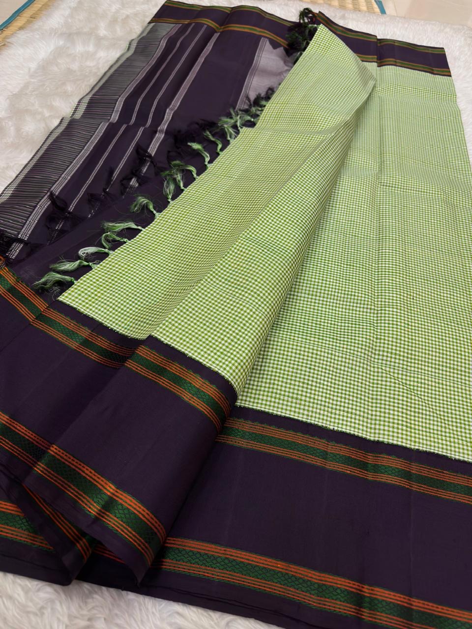 Pallu view of the fresh green Kanjivaram saree with simple linear detailing