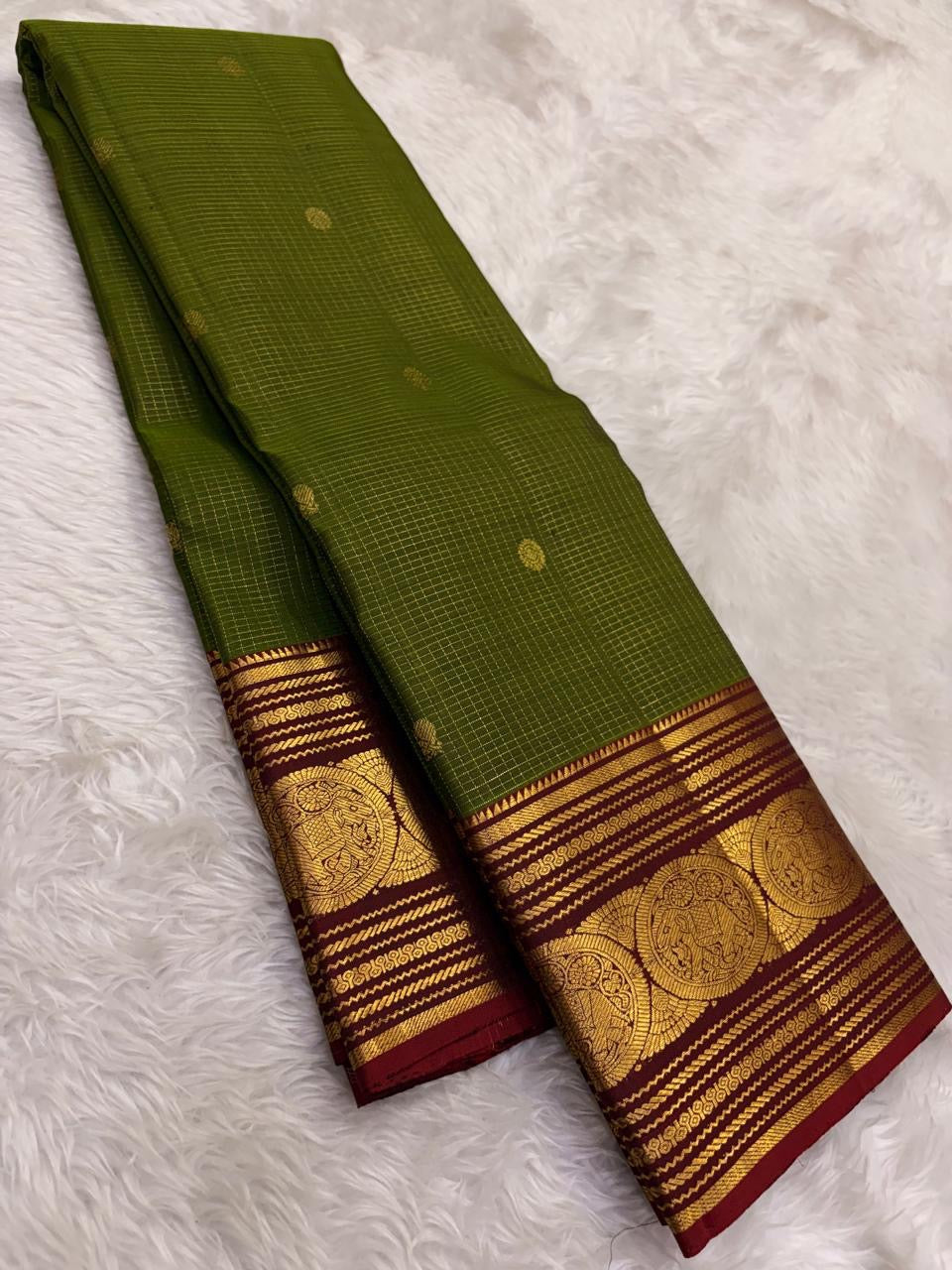 Fresh Green Handwoven Pure Silk Kanchipuram Zari Kattam Saree with Ruby Red Border – silk fabric close-up