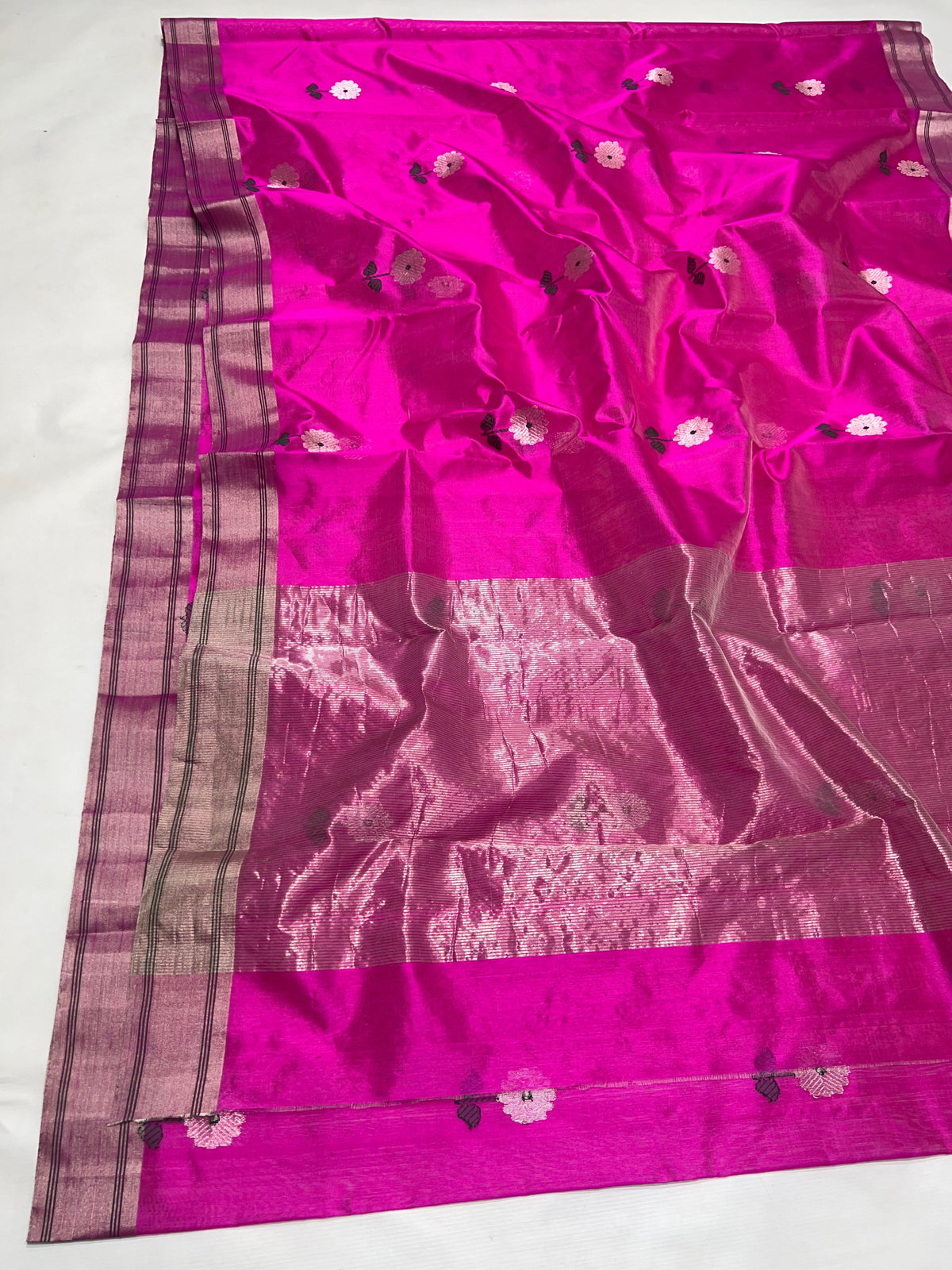Broad rose-silver metallic woven pallu on a bright fuchsia Chanderi saree.