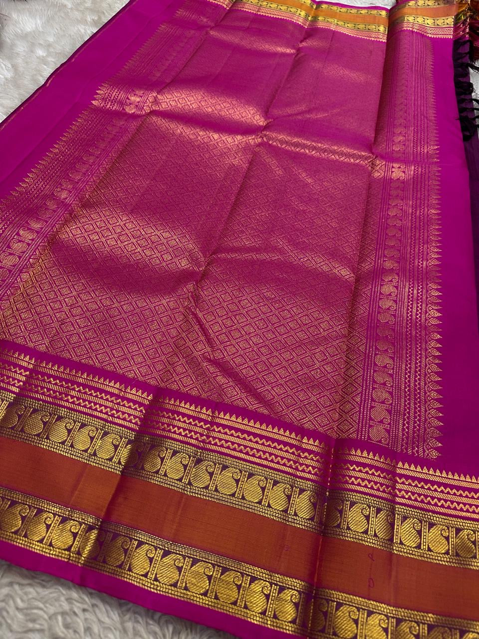 Border detail showing slim green highlight bands and gold zari.