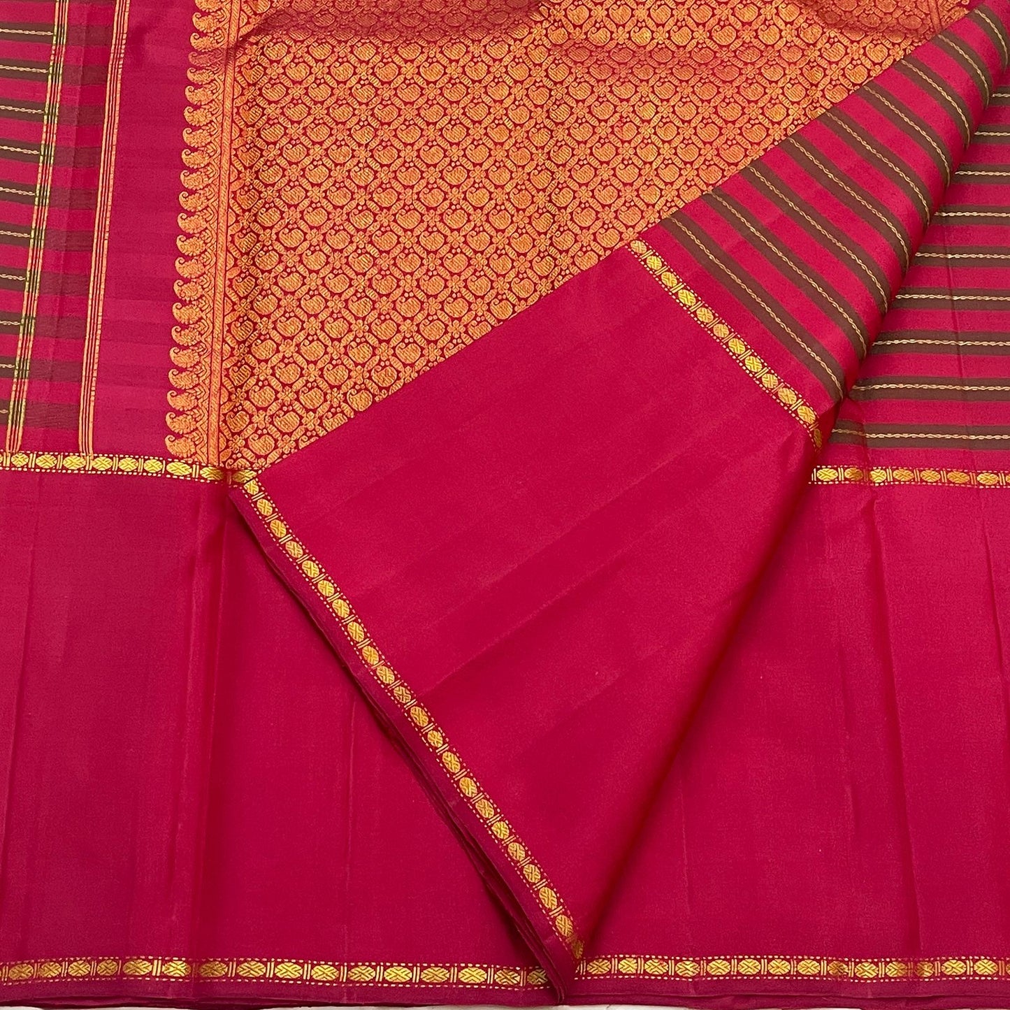 Ganga Jamuna border detail on a Chilli Red and Burnt Orange Pure Silk Kanchipuram Rettapet saree with gold zari edging.