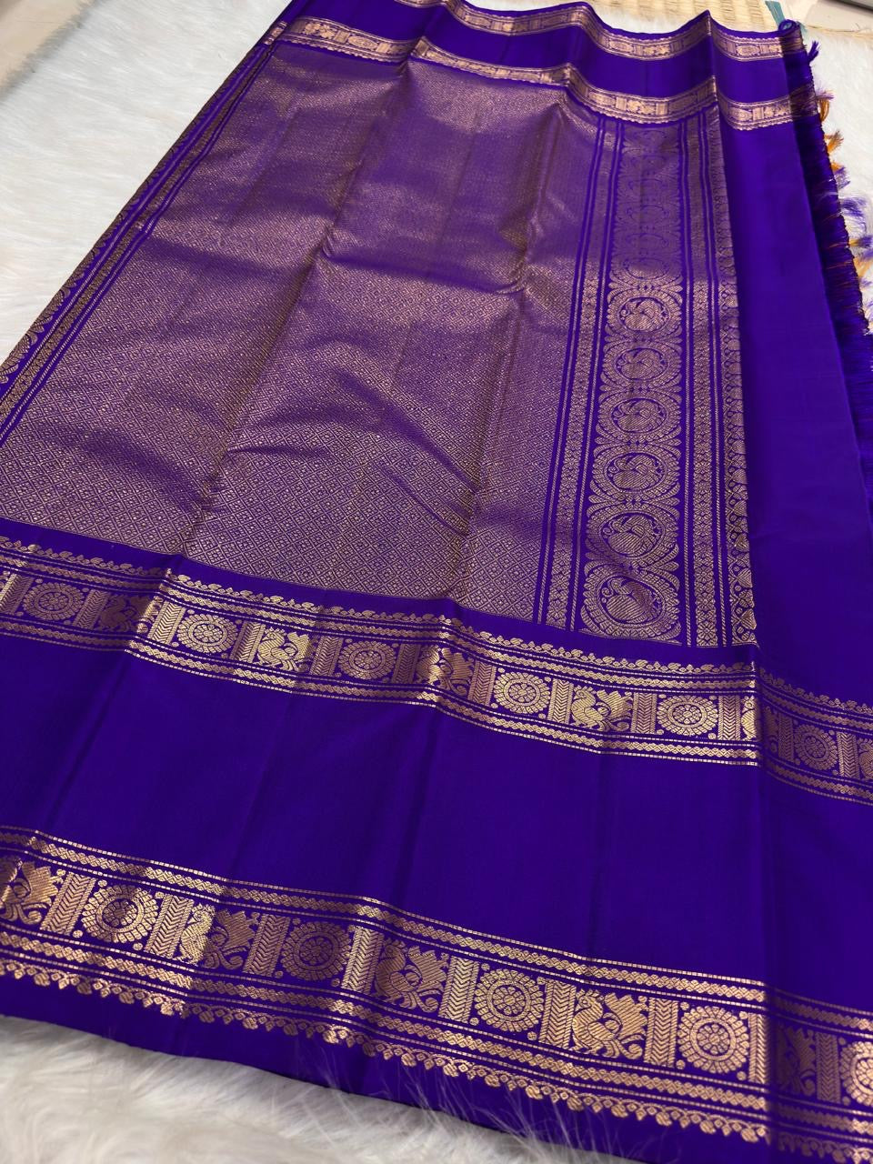 Varisaipet multi-band contrasting border of the sandalwood copper and royal violet saree
