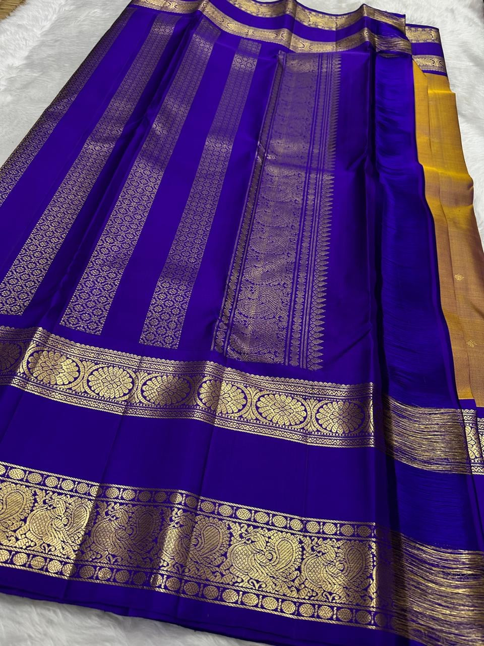 Antique gold Kanchipuram saree pallu with floral gold zari pattern
