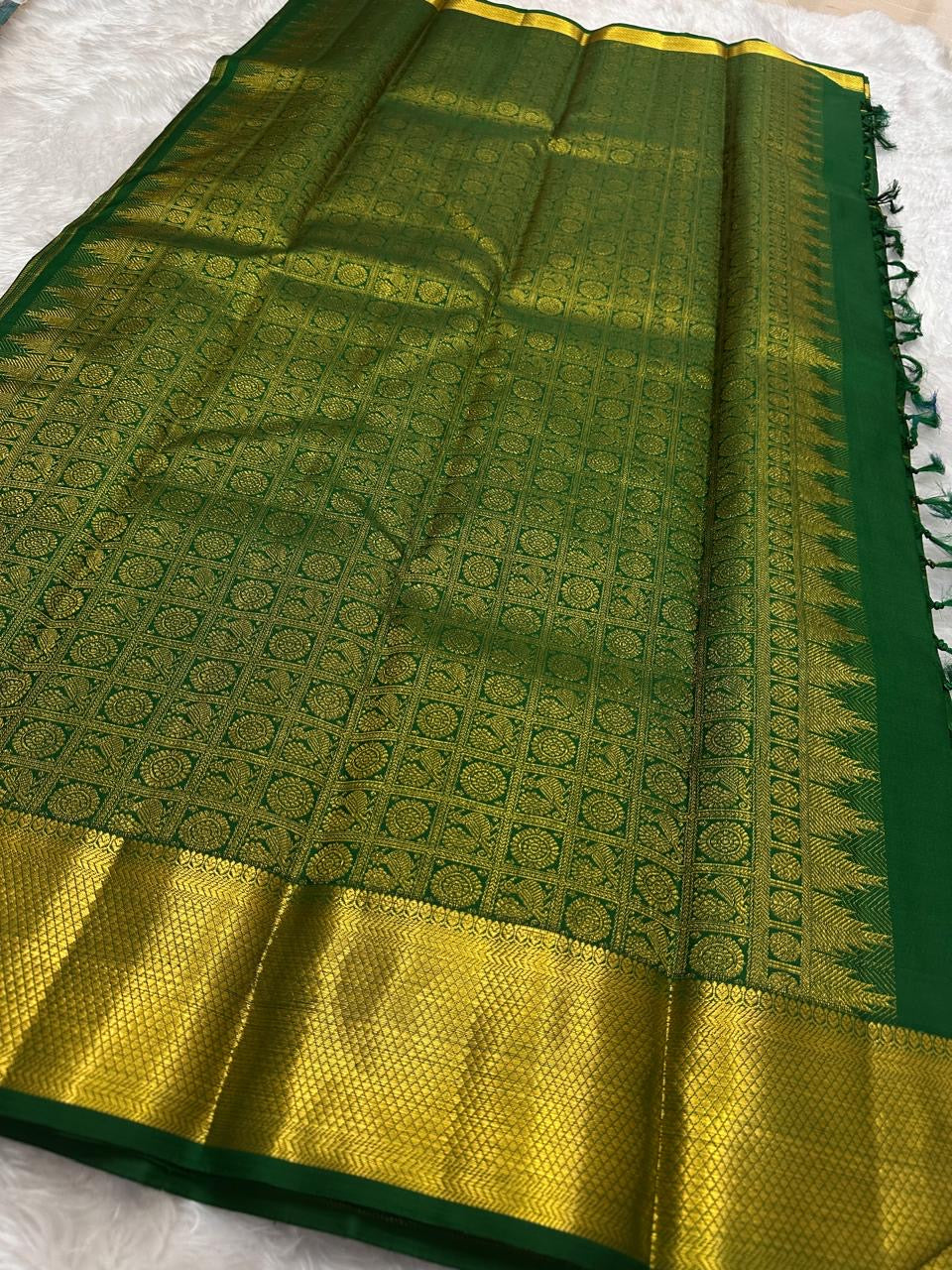 Close-up of handwoven Gandaberunda motif on Deep Emerald Green Zari Kattam Pure Silk Kanchipuram saree.