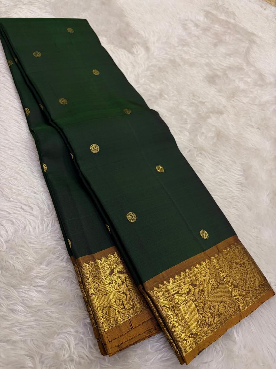 Green Kanchipuram silk saree with korvai small butta border detail