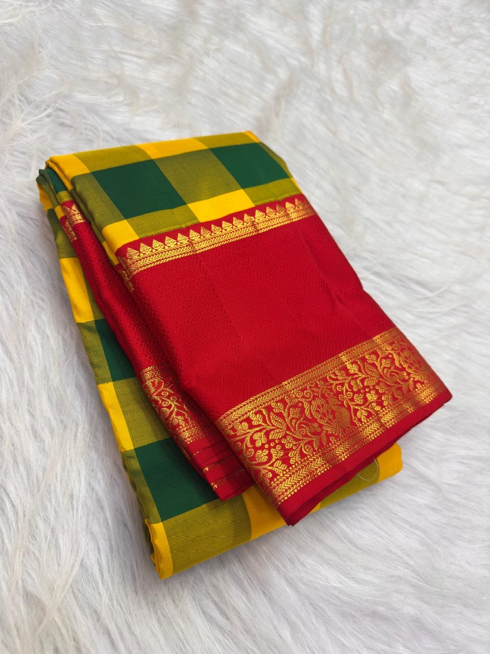 Green and Yellow pure silk Kanjipuram saree, Kanchi Kattam weave with Pillar-Box Red border — border detail
