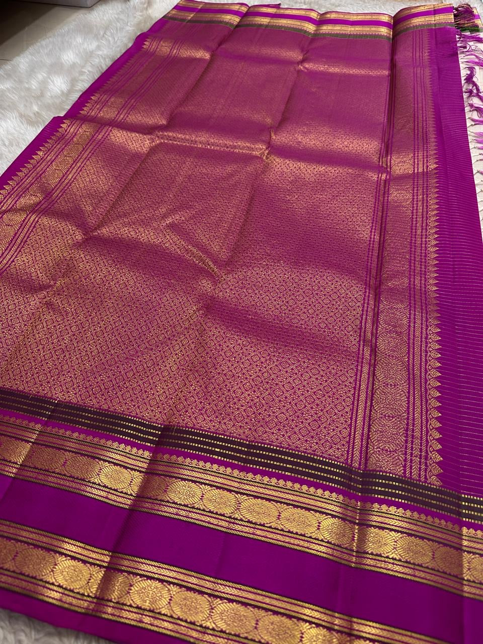 Full pallu view of pearl silver pure Kanchipuram silk saree with magenta zari woven geometric pattern