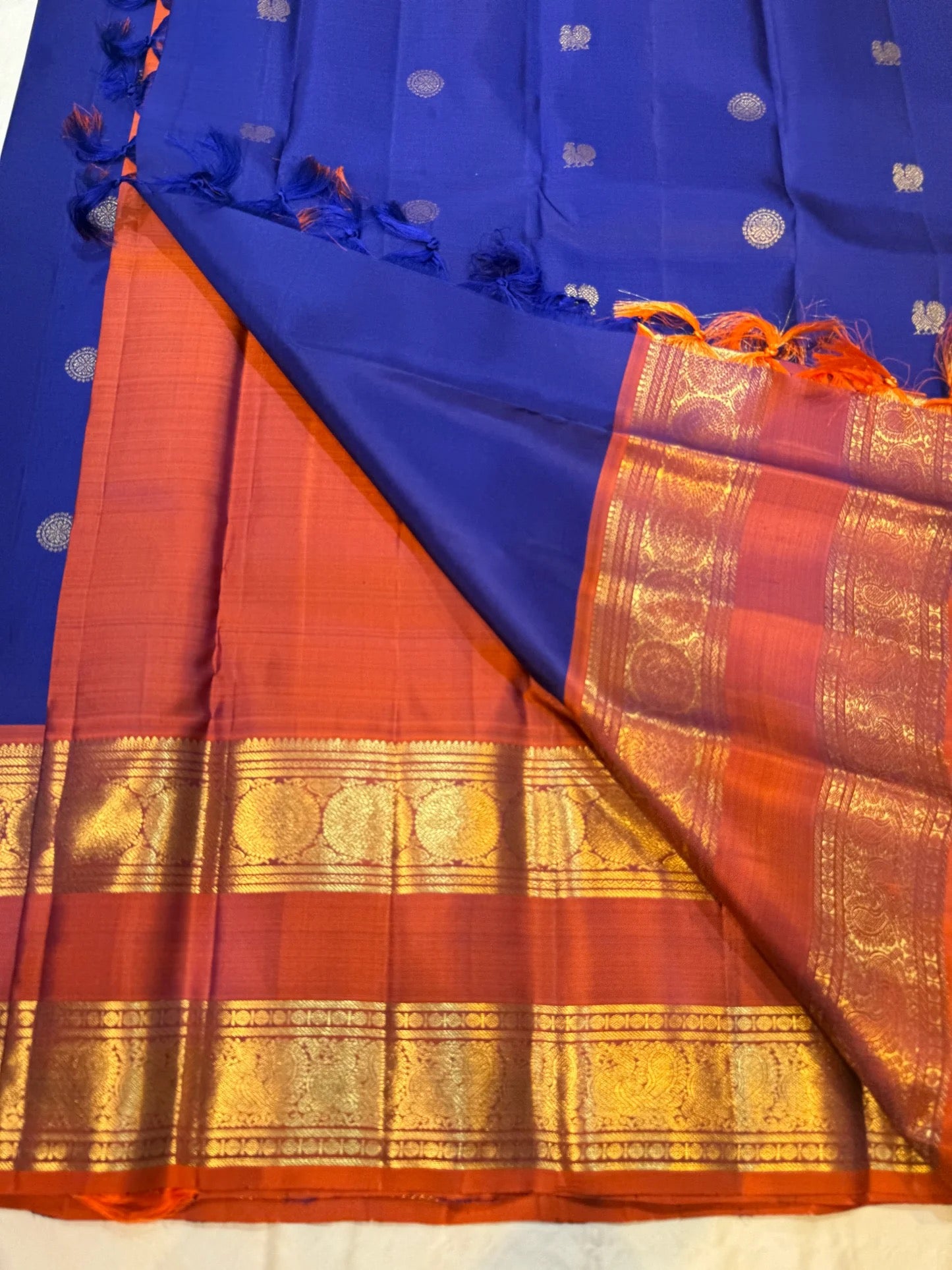 Folded view of royal blue and arakku red korvai rettapet Kanchipuram silk saree — Idam Living