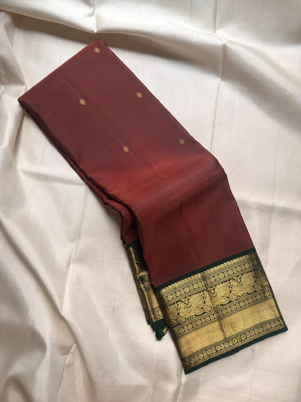 Burnished Brick pure silk Kancheepuram saree, Butta weave with Deep Green border — pallu detail