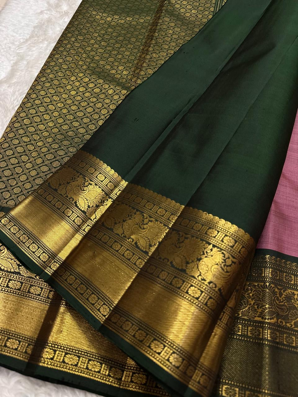 Dusty Mauve pure silk Kanjeevaram saree, Butta weave with Deep Green border — body weave close-up