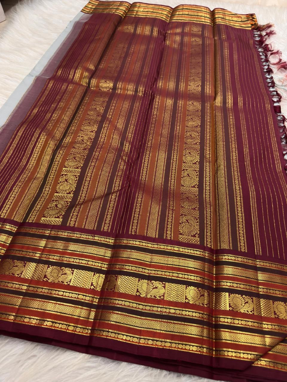 Rudraksham rows and peacock zari ornaments on the contrasting border of this Varisaipet saree