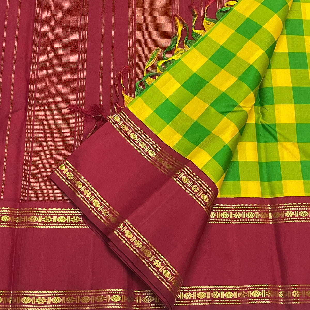 Handwoven Pure Silk Kanchipuram Kanchi Kattam saree in manjal yellow and ilai pachai, detail view