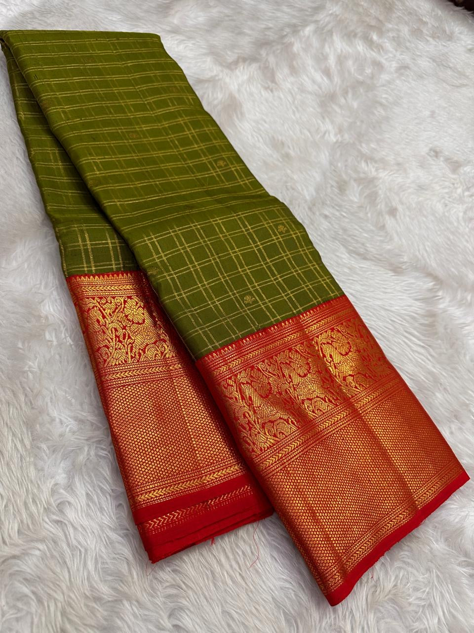 Olive Green pure silk Kanjivaram saree, Zari Kattam weave with Vermilion Gold Zari border — border detail