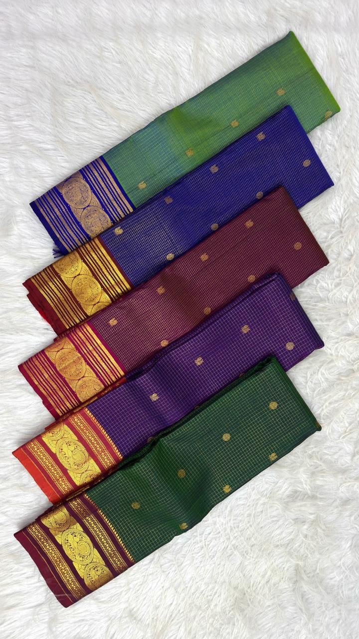 Pallu and drape folds of the parrot green and royal blue Kanchipuram saree
