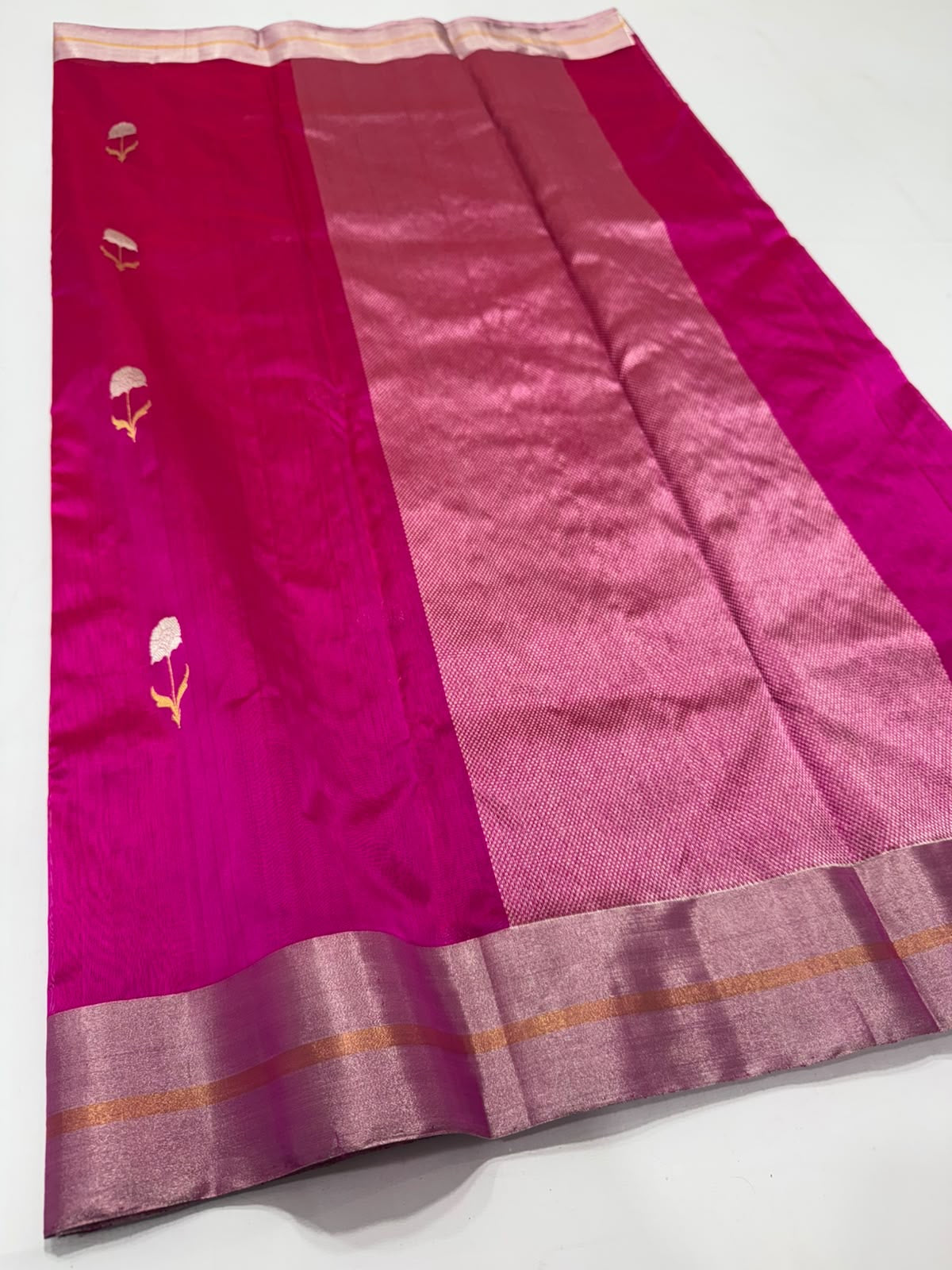Handwoven Chanderi saree showing Rani Pink body and Eknaal butti