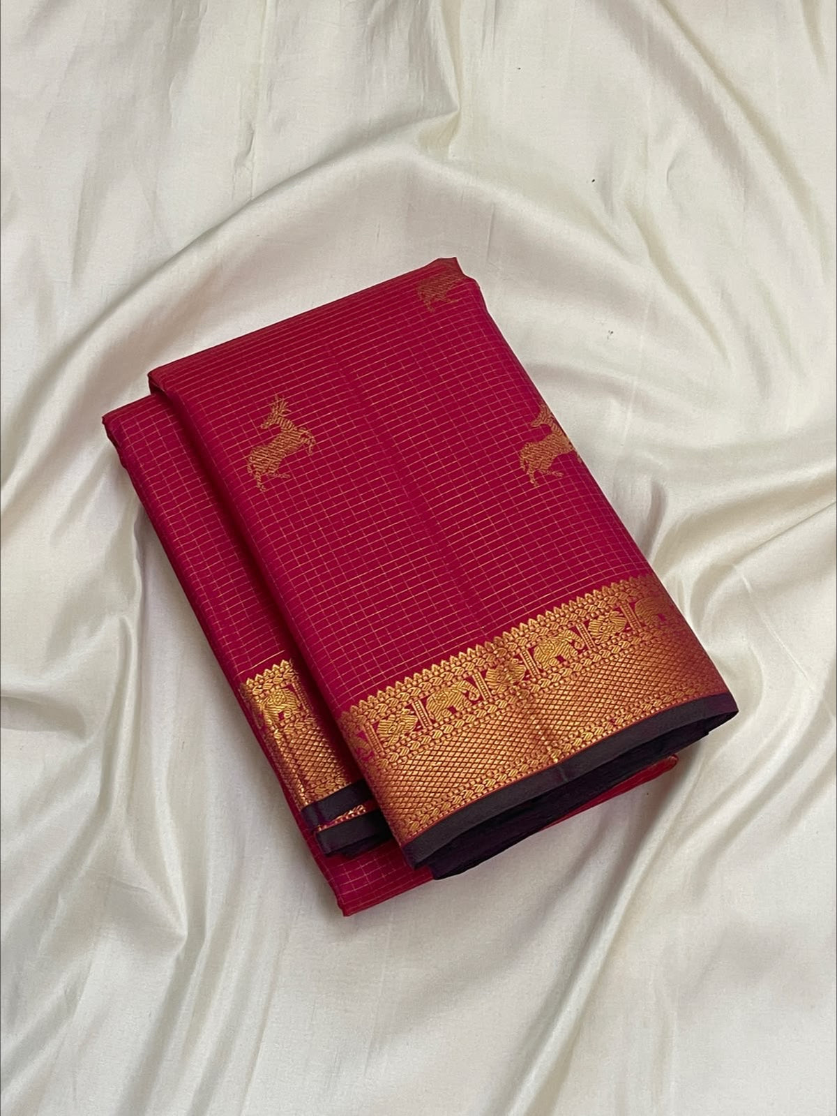Border detail of a deep pink and gold Zari Kattam Kanchipuram silk saree