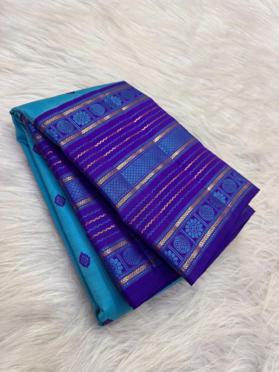 Turquoise Blue pure silk Kanchi Pattu saree, Varisaipet weave with Royal Purple border — body weave close-up