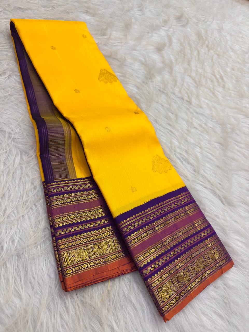 Full view of yellow pure silk Varisaipet saree with contrasting traditional border and decorative pallu