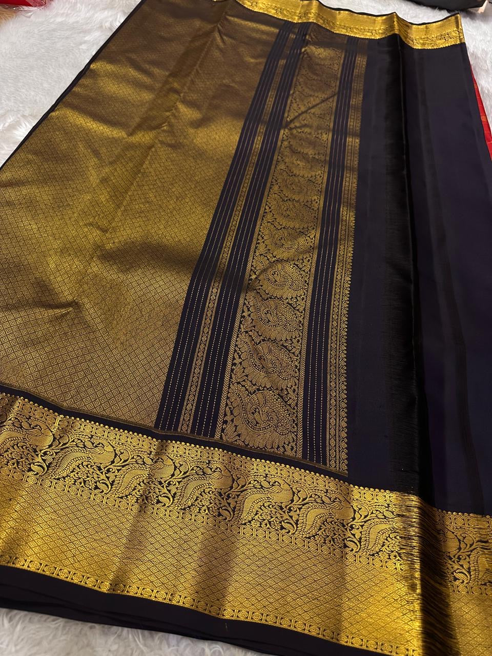 Handwoven Zari Kattam Kanjivaram silk saree body detail