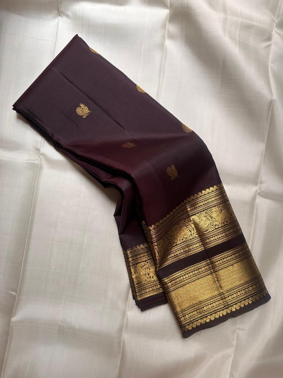 Rettapet border detail on Aubergine Kanjivaram silk saree with contrasting green