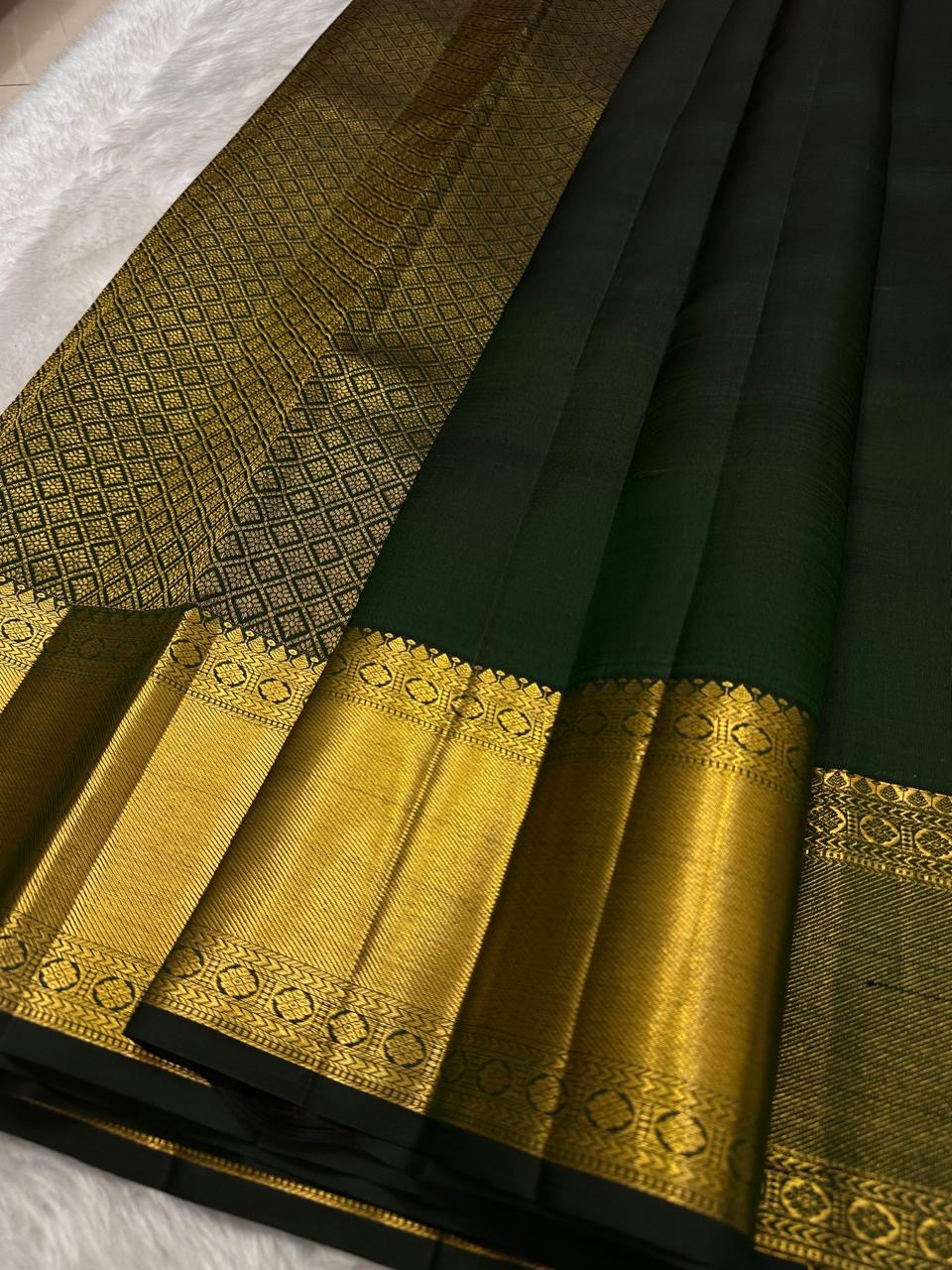 Dense gold Varisaipet pallu on hunter green Zari Kattam Kanjivaram saree