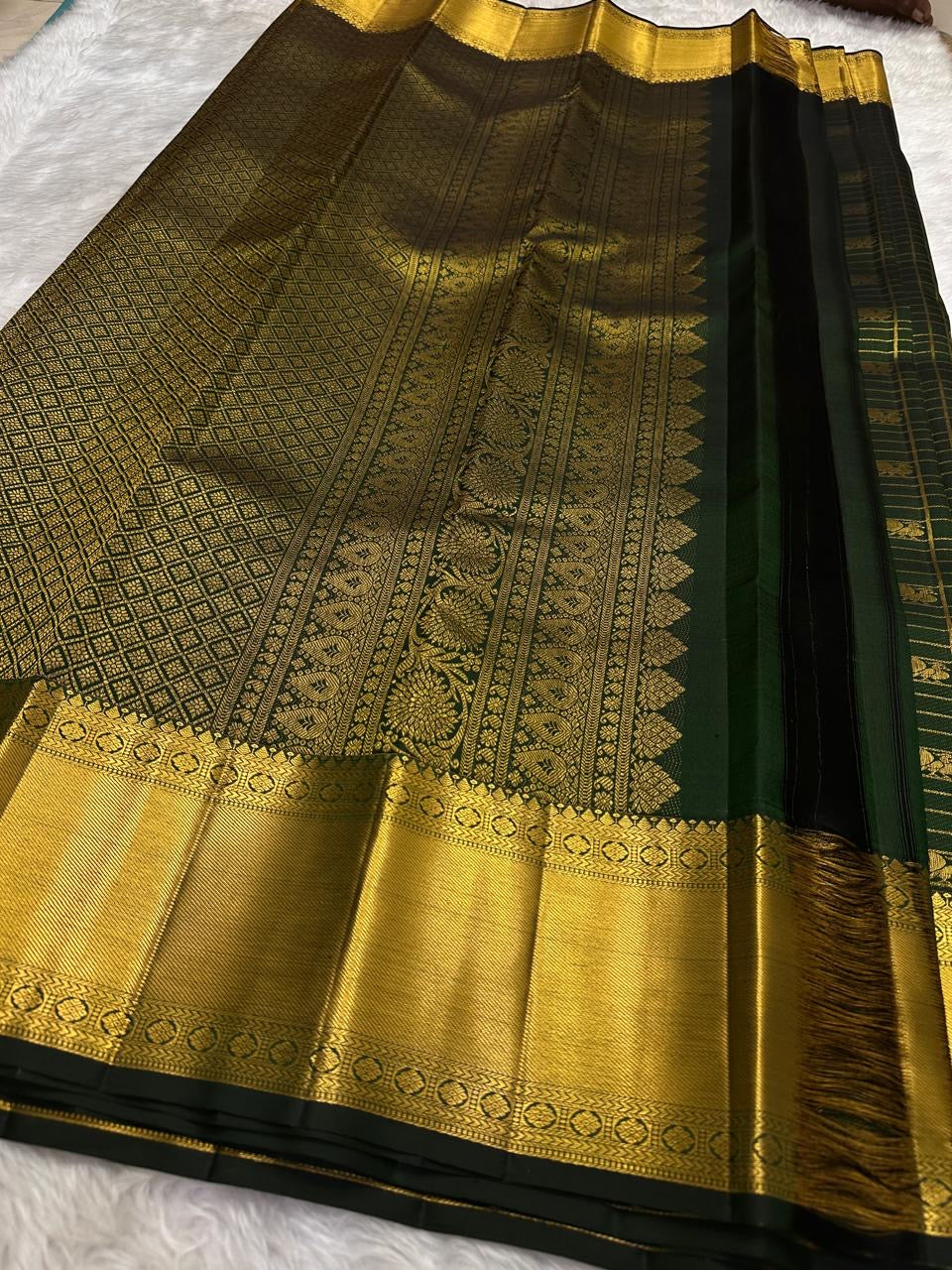 Thick Varisaipet gold zari border detail on hunter green Kanjivaram saree