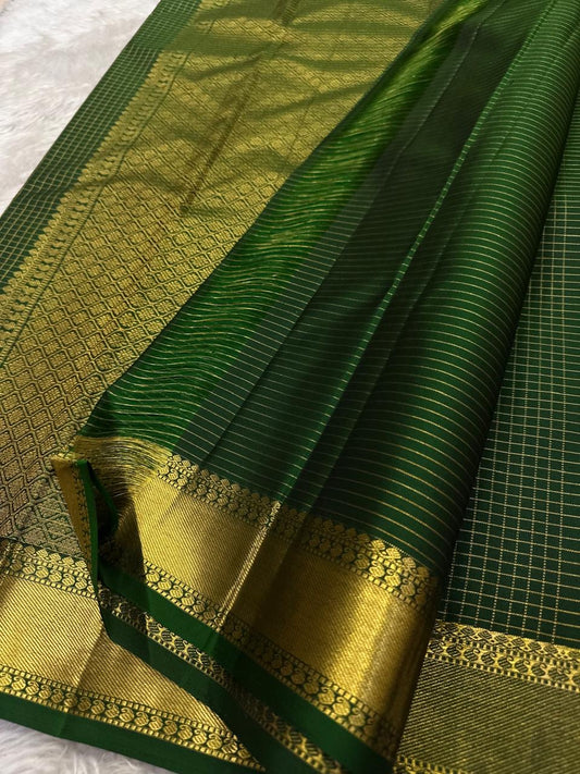 Close view of Zari Kattam fine gold grid on hunter green Kanjipuram silk body