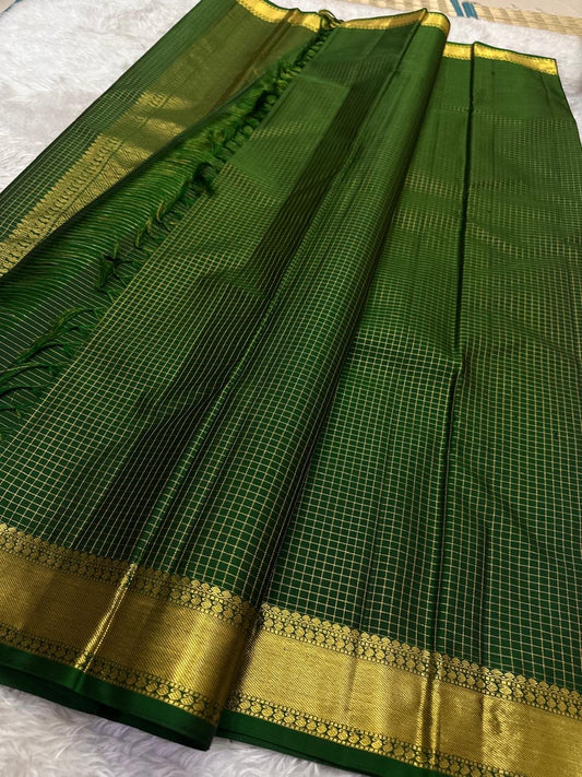 Hunter green handwoven pure silk Kanjipuram saree with Zari Kattam body and gold zari border — Idam Living
