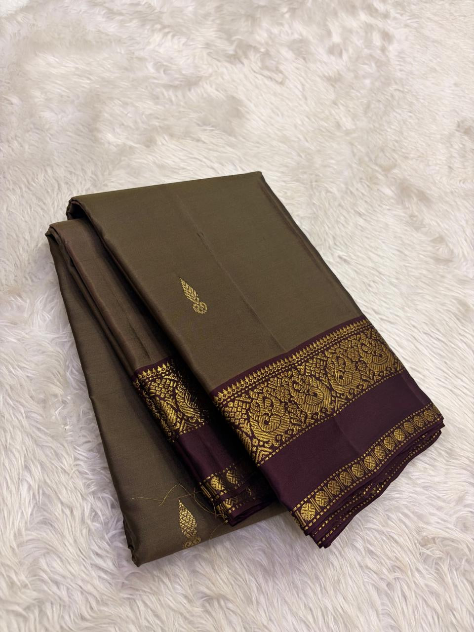 Moss Olive and Plum Handwoven Lightweight Pure Silk Kanjeevaram Saree: view 2