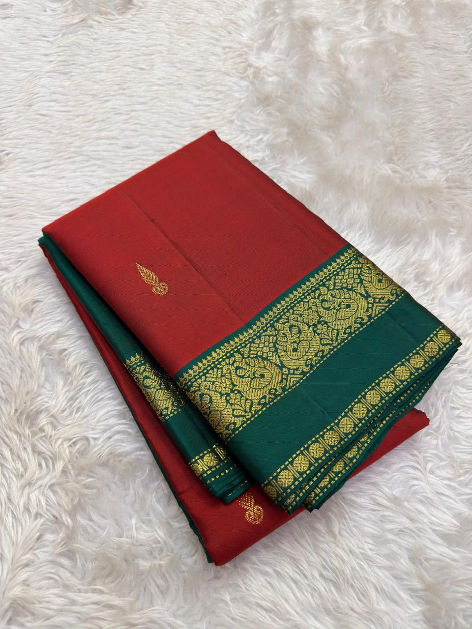 Sindoor Red and Peacock Green Handwoven Lightweight Pure Silk Kanjivaram Saree: view 3