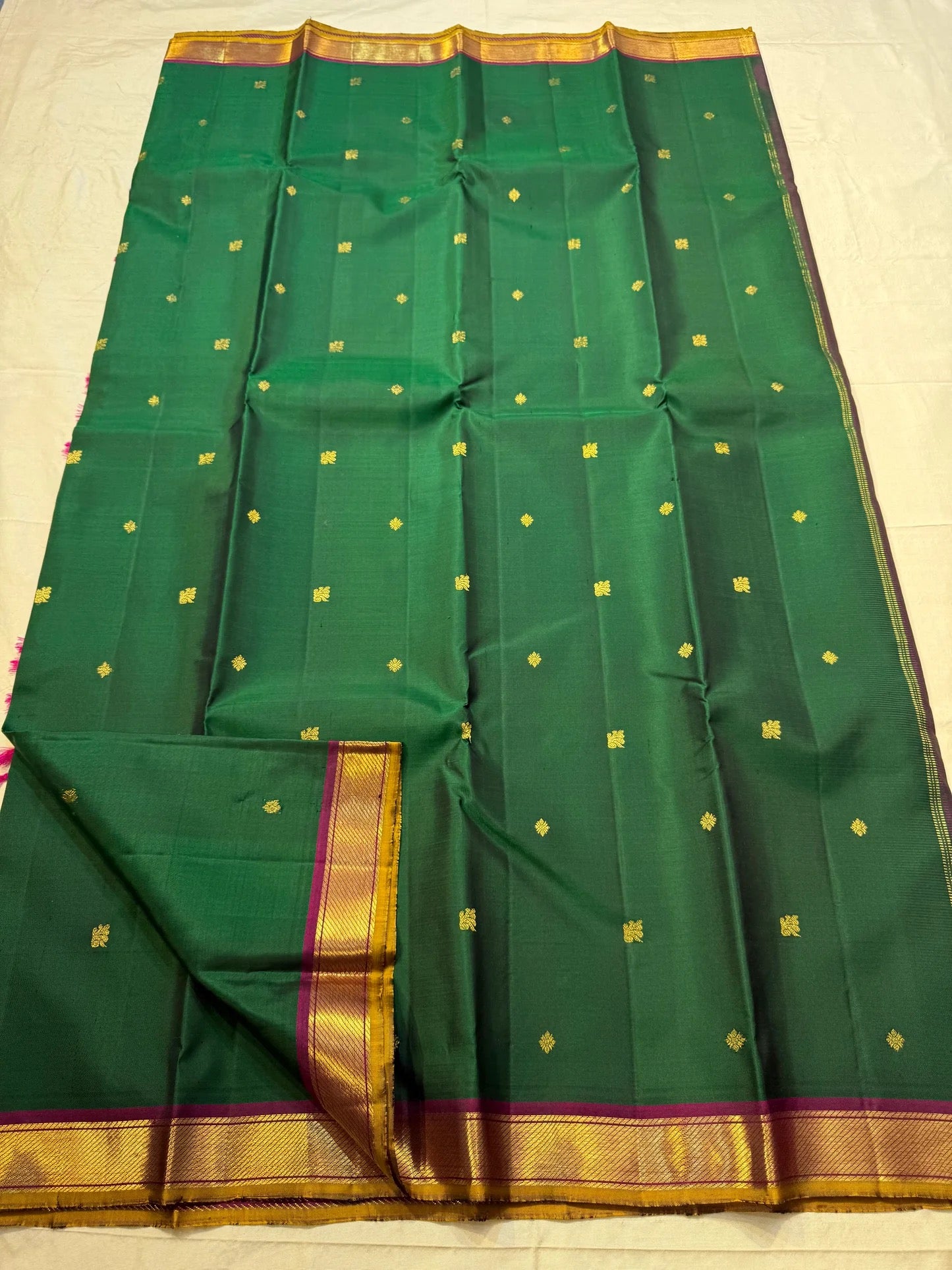 Floral butta motifs on deep green Kanchipattu pure silk saree – Idam Living