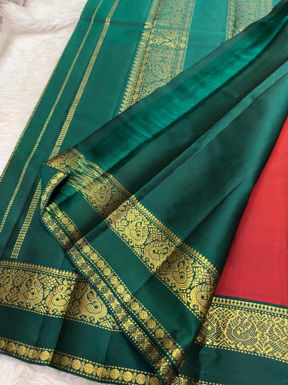 Sindoor Red and Peacock Green Handwoven Lightweight Pure Silk Kanjivaram Saree: view 2