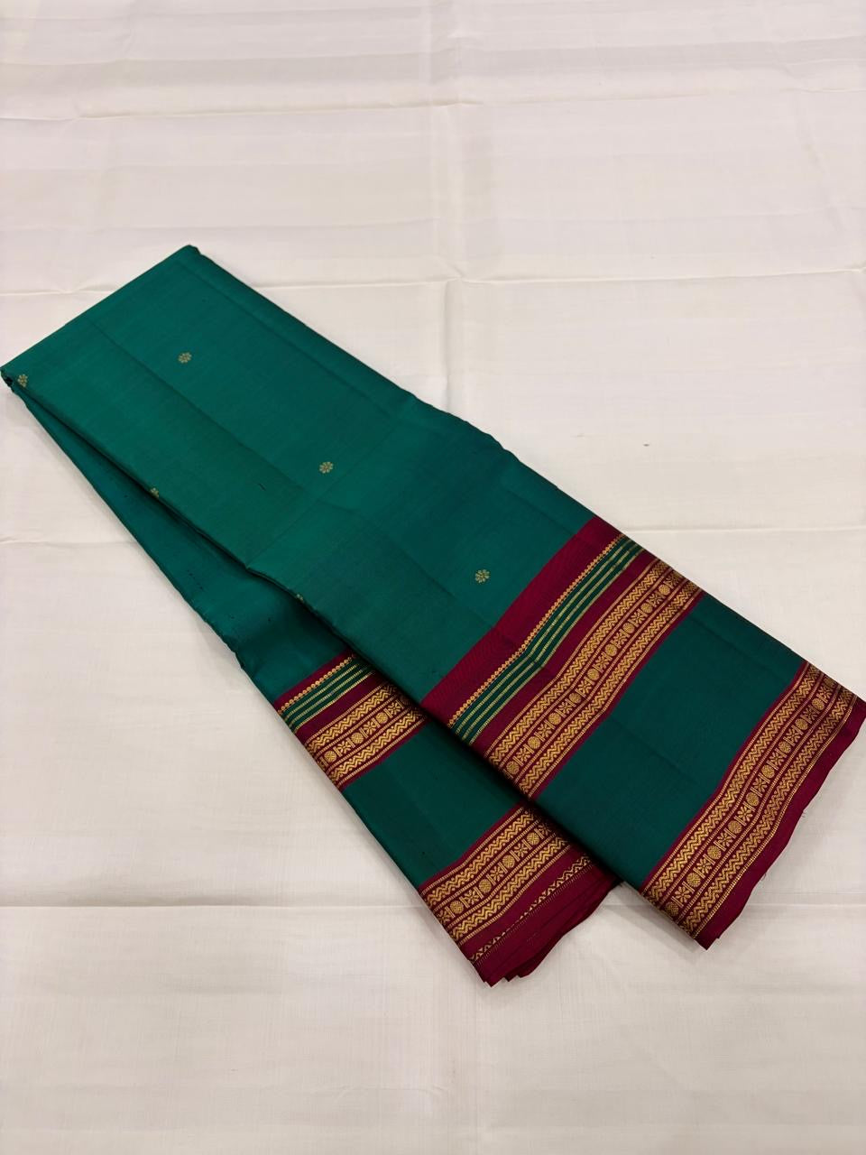 Peacock Green and Magenta Handwoven Lightweight Pure Silk Kanchipuram Saree: view 2