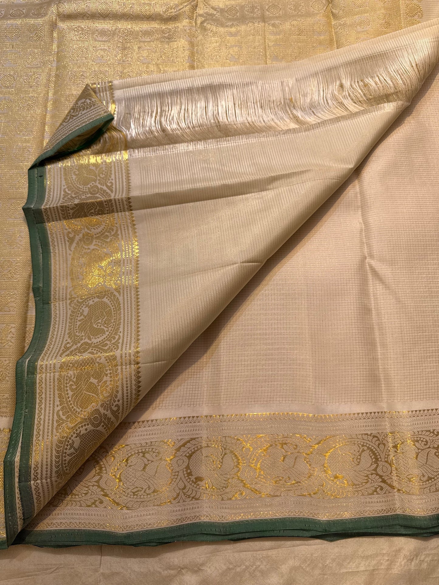 Ivory Kanjeevaram saree showing fine deep green selvedge