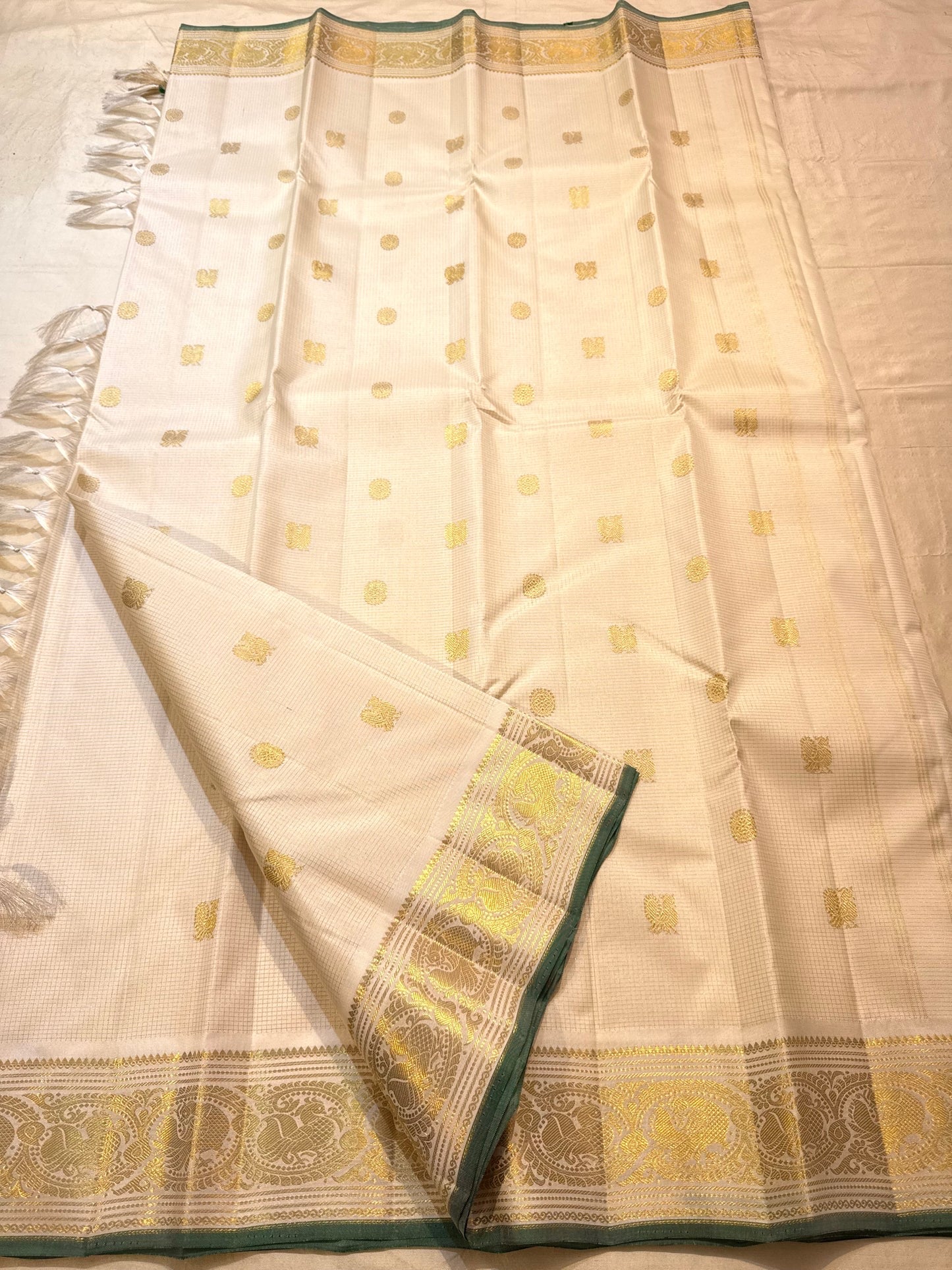 Ivory Vairaoosi Pure Kanjeevaram silk saree body texture close-up