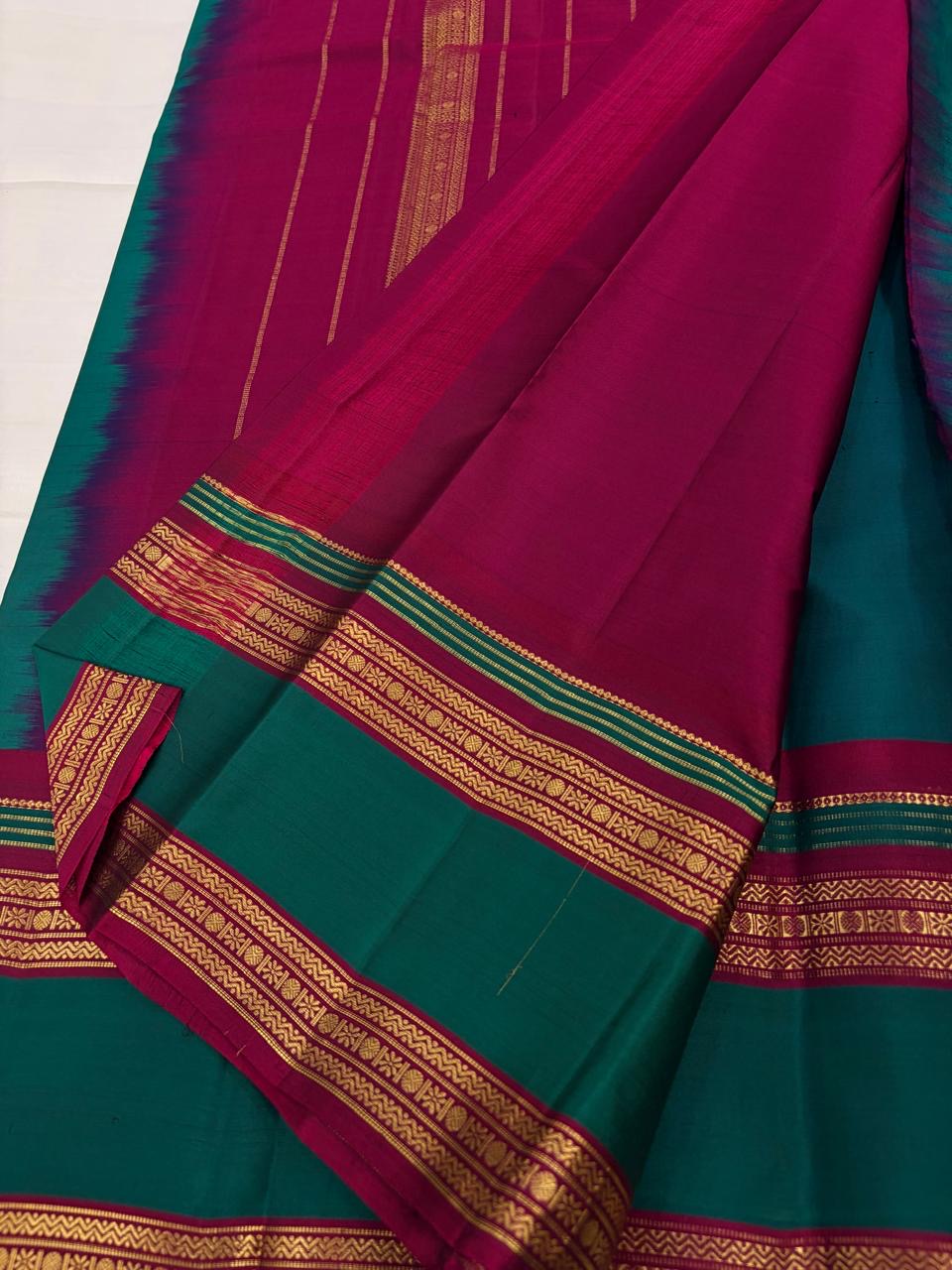 Peacock Green and Magenta Handwoven Lightweight Pure Silk Kanchipuram Saree: view 3