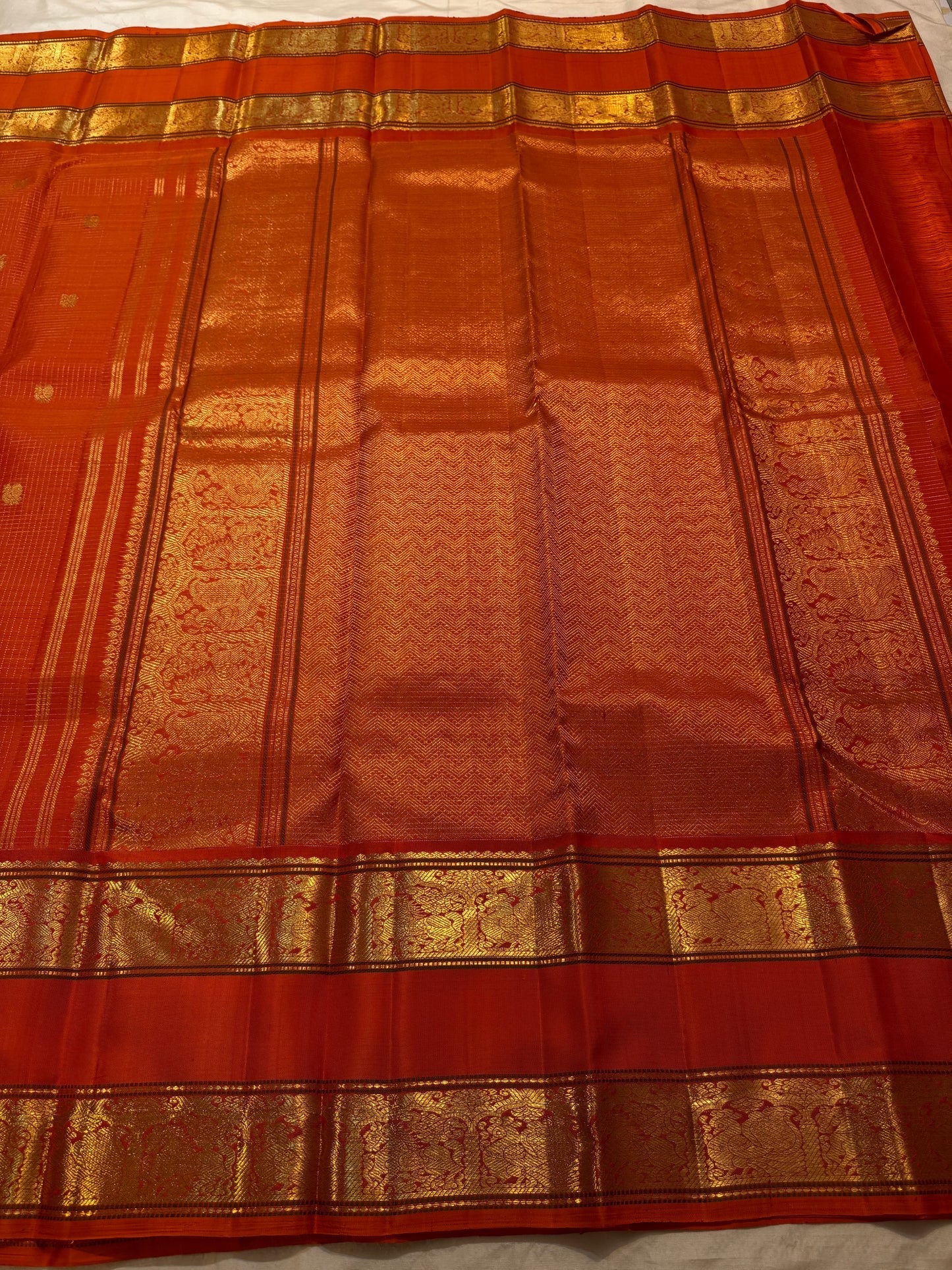 Oosi Kattam body texture with Rettapet border on Kancheepuram silk saree