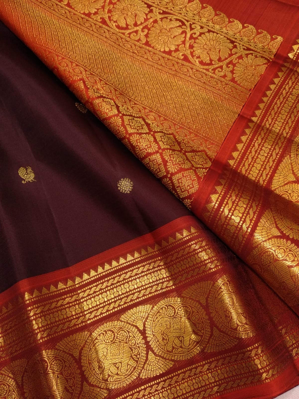 Paaku Brown and Vermillion Red Kanchipuram Silk Saree – Sorgavaasal Yaanai Motif Detail