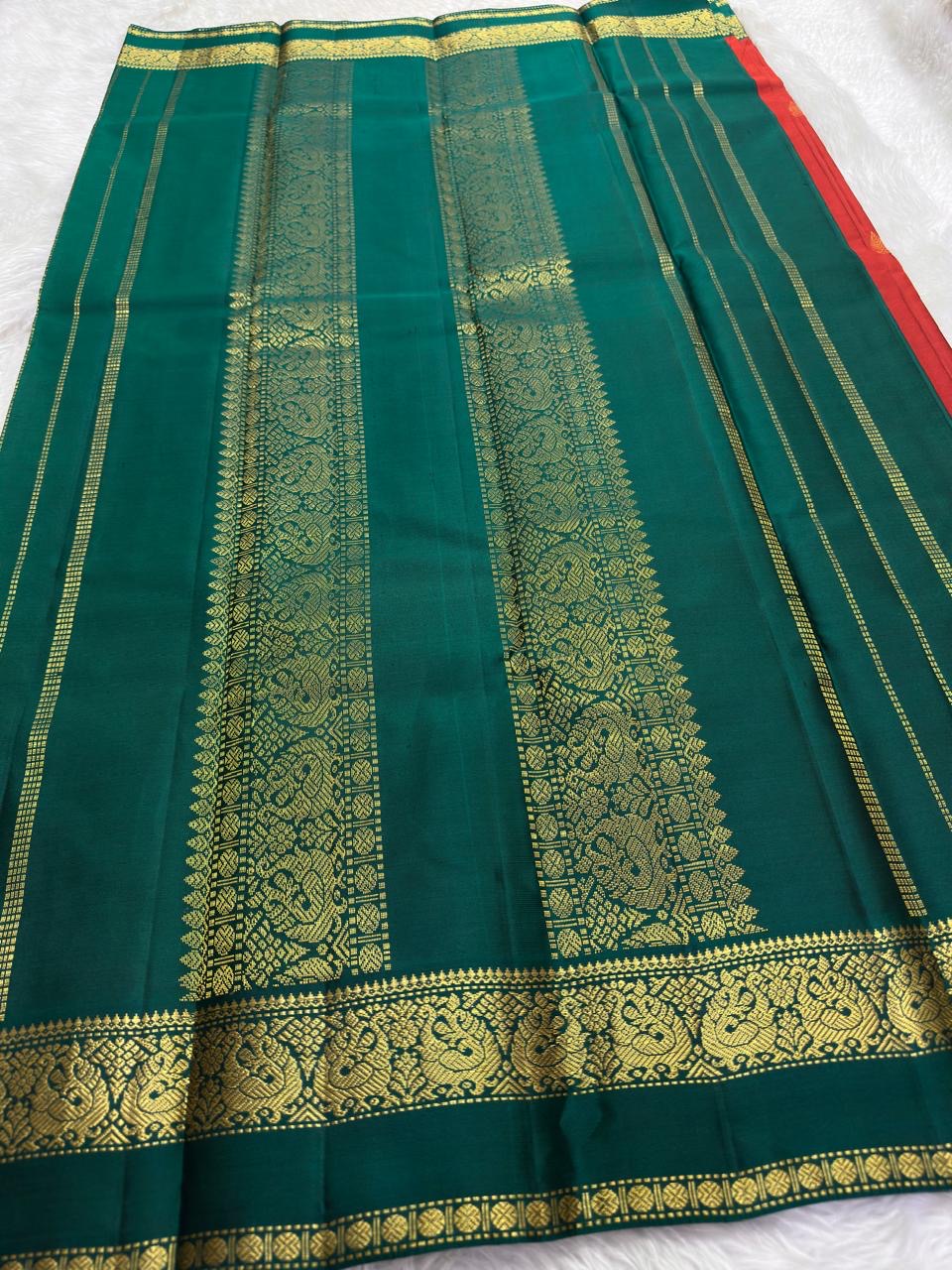 Sindoor Red and Peacock Green Handwoven Lightweight Pure Silk Kanjivaram Saree: view 5